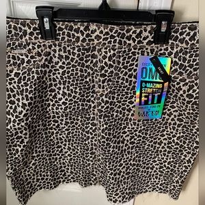 Coco+ carmen skirt size L, color print black and cream.